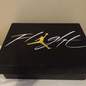 Jordan 4 Retro Thunder Black